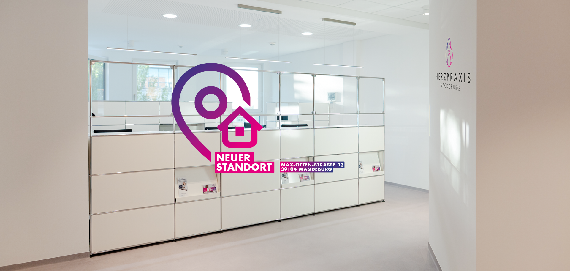 Moderner Empfangsbereich der Herzpraxis Magdeburg mit Hinweis auf den neuen Standort in der Max-Otten-Straße 13.