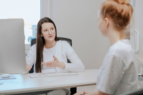 Ärztin der Herzpraxis Magdeburg im Gespräch mit einer Patientin – kompetent, empathisch und zugewandt.